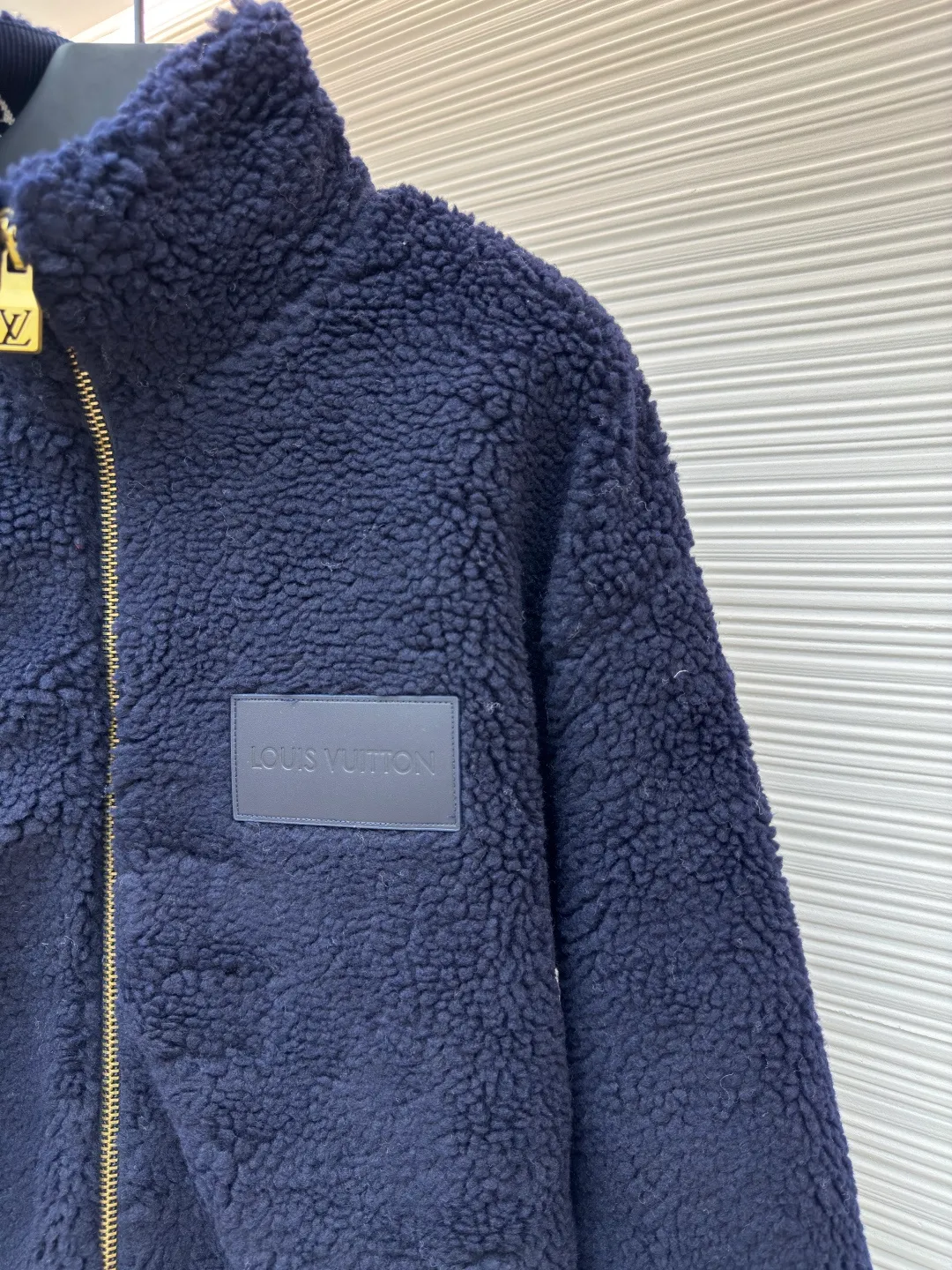 LOUIS VUITTON Teddy sheep wool blended suede tunic jacket ●Authentic product: Purchased and developed for 14999 ●Item number: 1680677-B70 ●Fabric: Lamb wool fabric ●Technology: Positioned cutting machine ●Version: Fitted version ●Weight: about 875 grams ●Size: S-M-L-XL ●Description: Made of high-quality lamb wool fabric, the fluff is fine and soft, rich to the touch, the fluff is tight and even, not easy to shed, ensuring the quality and durability of the jacket; the collar adopts a stand-up collar design, which has been treated with special technology to be stiff and stylish, which can protect the neck from cold wind; the brand on the zipper head The logo is exquisite and compact, adding to the beauty of the details; the brand leather patch on the left chest is made of high-quality material, and the embossed brand logo is clear and three-dimensional, with full texture, which enhances the recognition and high-end sense of the jacket; during the sewing process, the stitches are fine and even, especially the splicing of the lamb wool fabric, which is smooth and firm. The overall wiring is straight and delicate, the fabric is comfortable and soft, and the color is consistent without color difference. It can be matched with the same style to create a fashionable look and control various occasions. Customized accessories, complete with three standards, same style for men and women!